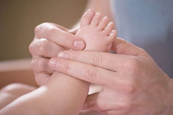 Massage für Hallux Valgus bei einem Kind